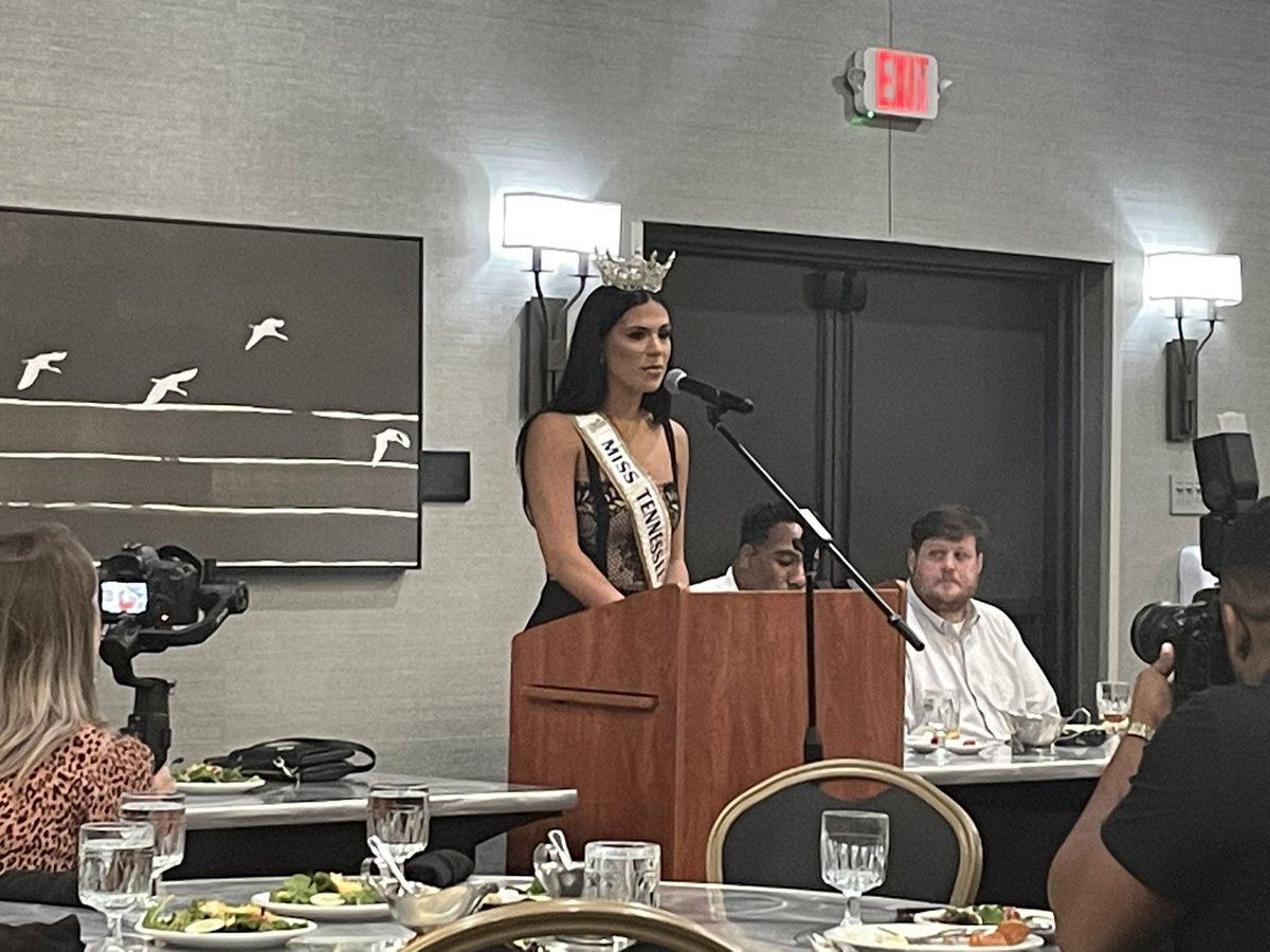 melanieluckey's tweet photo. @MissTNVolPag Queen Amelia Collins speaks to @JacksonExchange 
#jacksontn #misstnvol #misstnvolunteer #exchangestrong https://t.co/vAOnX6dGwK