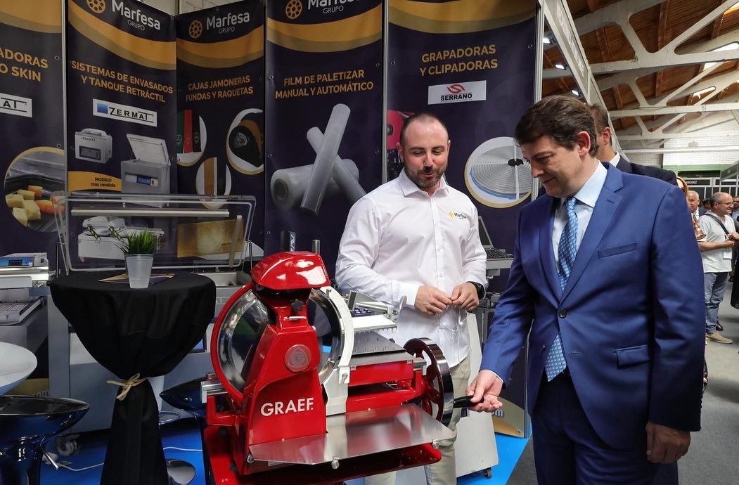 alferma1's tweet photo. 🗓 Ha dado comienzo la XX Feria de la Industria Cárnica de Guijuelo #FIC22. #CastillayLeón es líder en el sector cárnico por cantidad, calidad y modernidad. Su industria es una baza para asentar empleo y población. Hay muchas razones para defender y promocionar nuestra carne. https://t.co/tVmcSrDgvA