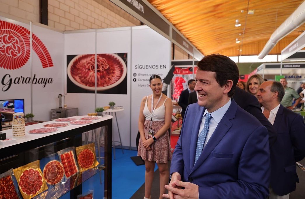 alferma1's tweet photo. 🗓 Ha dado comienzo la XX Feria de la Industria Cárnica de Guijuelo #FIC22. #CastillayLeón es líder en el sector cárnico por cantidad, calidad y modernidad. Su industria es una baza para asentar empleo y población. Hay muchas razones para defender y promocionar nuestra carne. https://t.co/tVmcSrDgvA