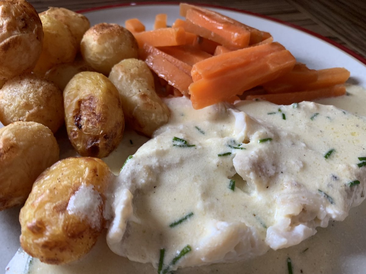 Debs_Hamilton29's tweet photo. Smoked haddock with a creme fraiche, butter and chive sauce. Healing myself slowly with some gentle but tasty food. #crohnscookingandme #livingwithcrohns #cookingwithcrohns #recoverydiet #healing https://t.co/v0abGo59Iq