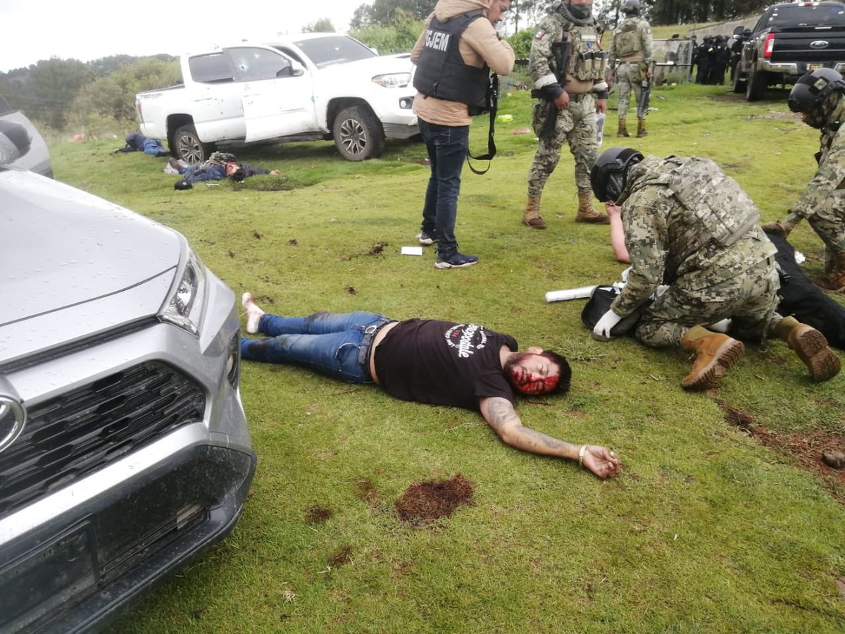 HalconOnce's tweet photo. El saldo oficial de la @FiscaliaEdomex durante el enfrentamiento en #Texcaltitlan es de 10 civiles armados sin vida, 7 detenidos 4 de ellos heridos, 3 policías ministeriales lesionados, asegurando vehículos y armamento. https://t.co/48BhbXxWI5