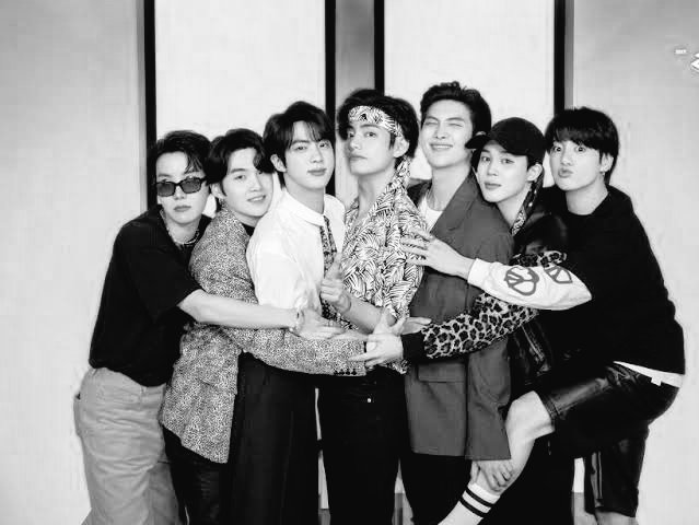 Robgar0309's tweet photo. La noticia del día!
La banda BTS anuncia un separación momentánea, mencionaron que unas de las razones principales es el agotamiento que llevan,comentando que antes lograban con llevar todo,y a su vez están interesados en enfocar su carreras como sólitas
@BTS_MXCO @KpopMexico https://t.co/O0U8xgtGm5