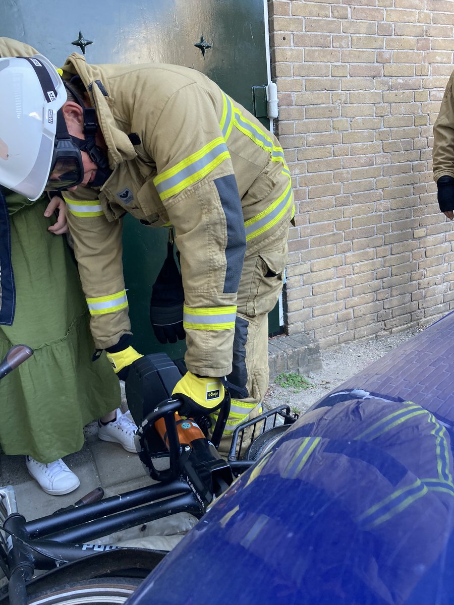 Vanavond hadden wij een mooi werkbezoek van de <a href="/raad_sliedrecht/">Gemeenteraad Sliedrecht</a> <a href="/Sliedrechtgem/">Gemeente Sliedrecht</a> 
Wij hebben als brandweerpost kunnen laten ervaren waar wij 24/7 voor staan. Dank voor jullie interesse. #mooisliedrecht <a href="/BrandweerZHZ/">Brandweer Zuid-Holland Zuid</a> <a href="/VRZHZ/">Veiligheidsregio Zuid-Holland Zuid</a>