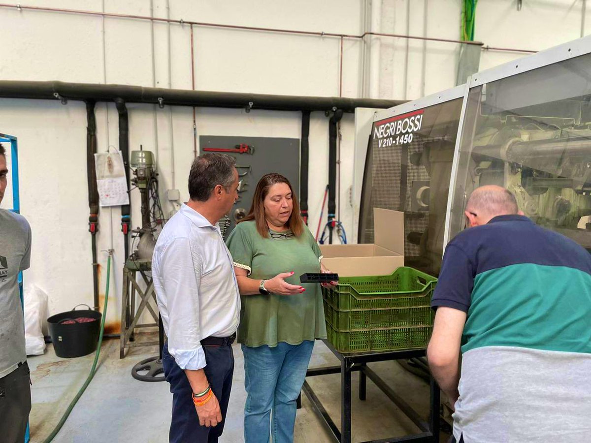 CsAltoGuadal's tweet photo. 🟠 @AngelPimentel_, candidato a las elecciones del #19J, ha visitado Villa del Río junto a María Mantas.

✅ Han visitado las empresas @inyeccep y Unitres Maderas,S.L.L, interesándose por la subida y escasez de todas las materias primas. https://t.co/rpWole33tz