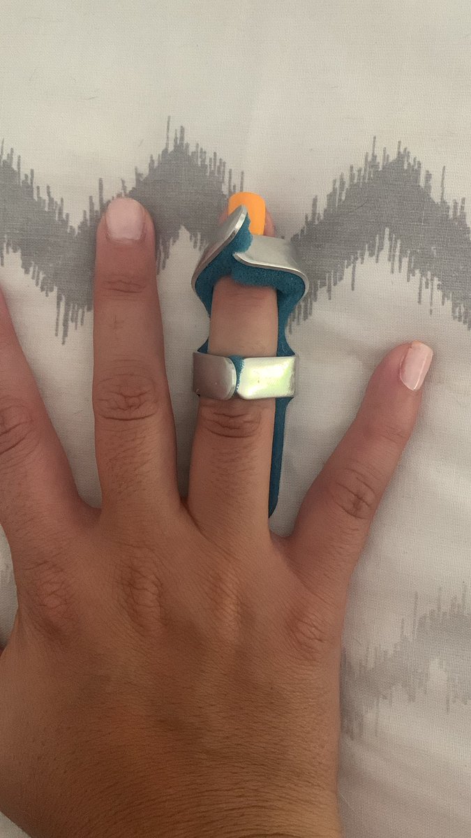 YakelinQuinter's tweet photo. @AmazonNewsES El día de ayer, finalizó mi baja por incapacidad para trabajar por una semana, debido a la fuerte lesión en el dedo anular en mi mano derecha. @amazon @AmazonHelp #ViolenciaDeGenero adjunto fotos de la progresión de la lesión https://t.co/rurNTwvryq