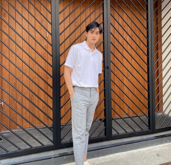 Actualização de instagram de <a href="/FirstTmr/">First Thammarat</a> !

Sempre um gentleman 🔥

#youremyskytheseries