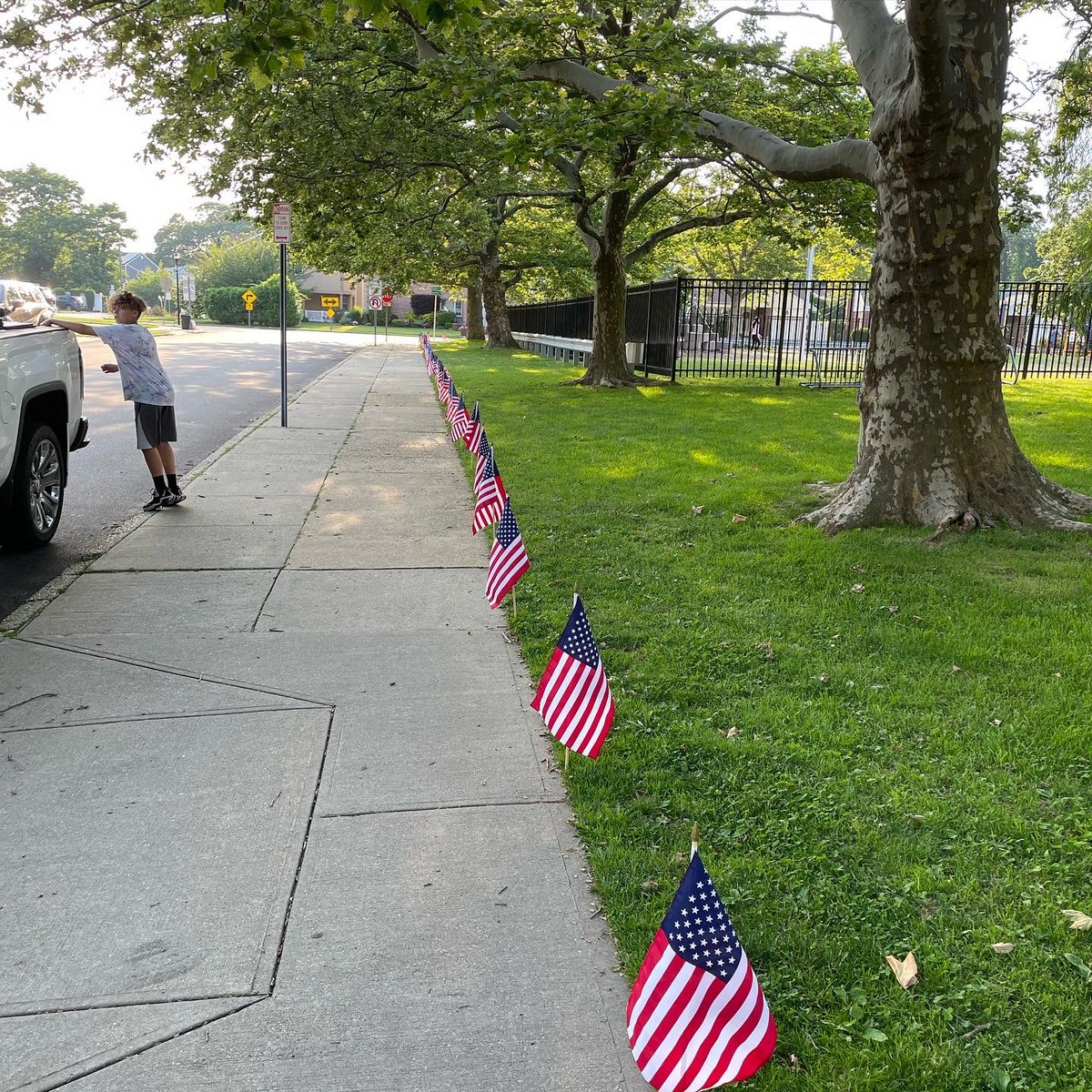 Hello from  Willow Rd!  Happy Flag Day 🇺🇸 God Bless America ❤️🤍💙 #willowstrong #willowwildcats <a href="/WillowRoadVS13/">Willow Road School</a> <a href="/VS13UFSD/">ValleyStream13UFSD</a>