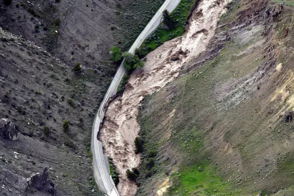 jasondovemark's tweet photo. Climate Chaos split screen:
A June hailstorm in Mexico City
An epic heatwave across the US
Historic flooding in Yellowstone
... They're all connected https://t.co/89thtF2ckr