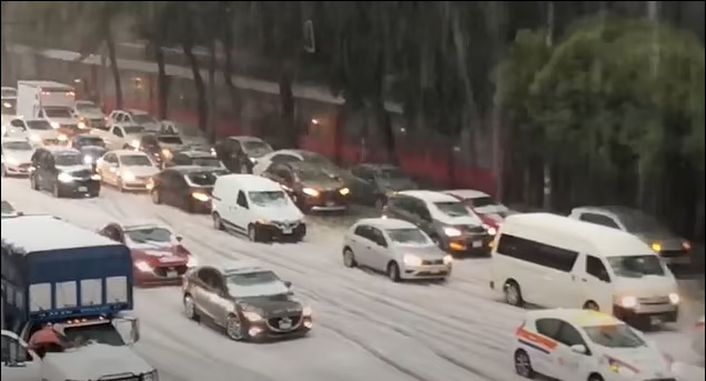 jasondovemark's tweet photo. Climate Chaos split screen:
A June hailstorm in Mexico City
An epic heatwave across the US
Historic flooding in Yellowstone
... They're all connected https://t.co/89thtF2ckr