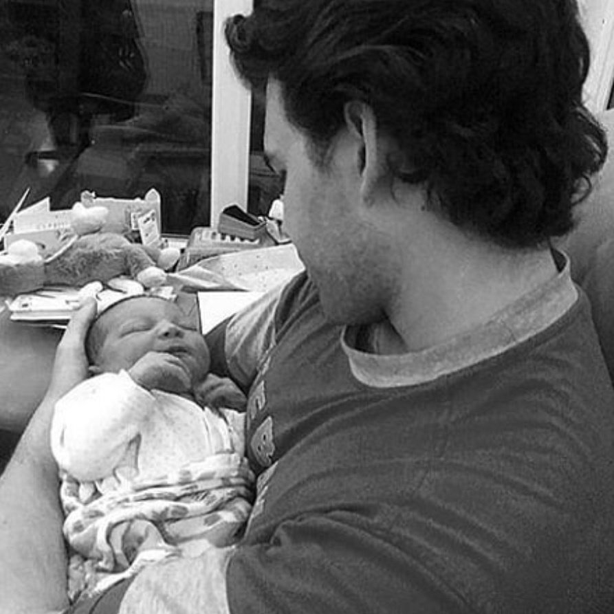 colin segurando a agatha pela primeira vez nos braços
📷 penelope