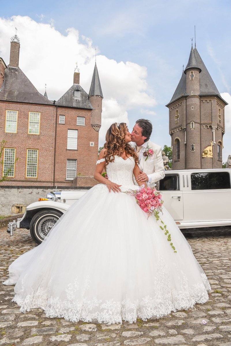 Vandaag 4 jaar getrouwd met de knapste en de liefste en de gekste 🥰 de liefde van mijn leven , mijn beste maatje ❤️ op nog 100 jaar erbij ❤️