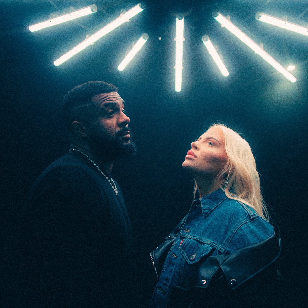 AppleMusic's tweet image. Obsessed with #HotelCaro, the new collab from @exudoblues and @luisasonza. ⚡ apple.co/HotelCaro