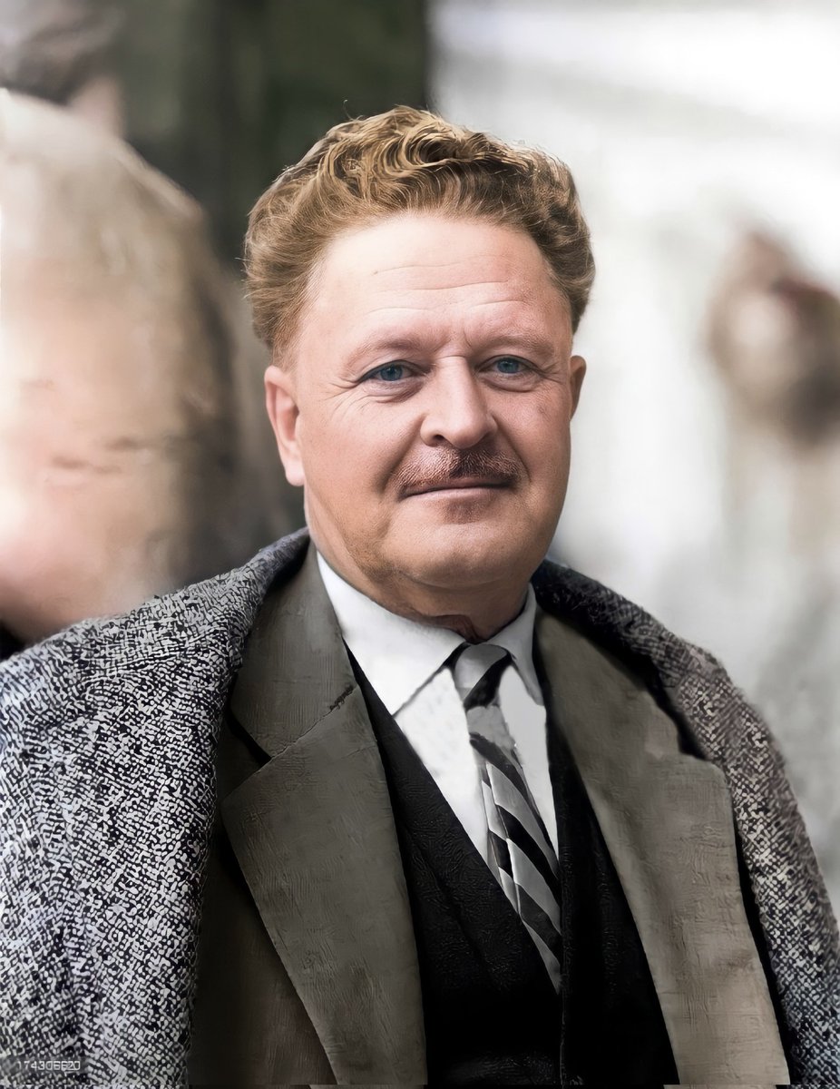 "Bu dünya öküzün 
boynuzunda değil, bu 
dünya ellerinizin üstünde 
duruyor. 
Ve insanlar, ah, benim insanlarım, yalanla besliyorlar sizi, halbuki açsınız, etle, ekmekle beslenmeye muhtaçsınız. "

Nâzım Hikmet 

#geceyenot