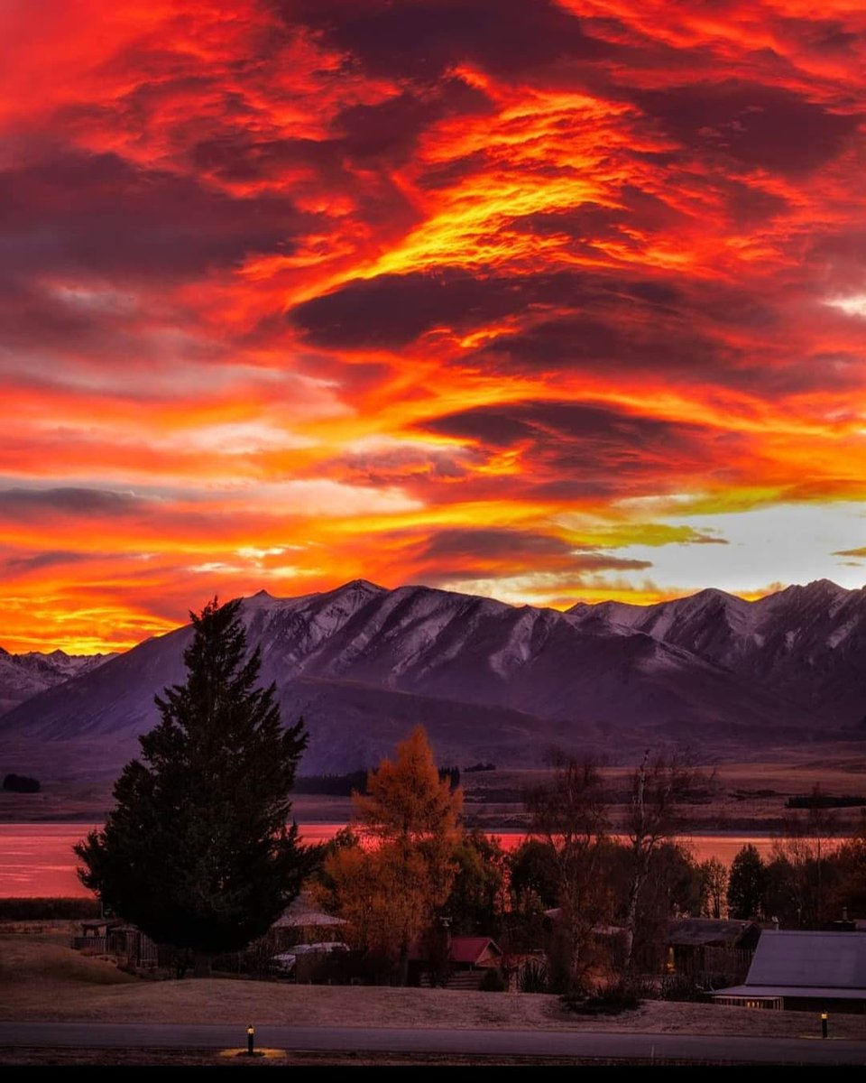 GentleFrank's tweet photo. #sunset #sunsetparadise #landscape #landscapephotography #Landscapers #red #tonight #evening #NaturePhotography #nature #natura #naturelovers #sky #clouds https://t.co/uuywK5NNJ3
