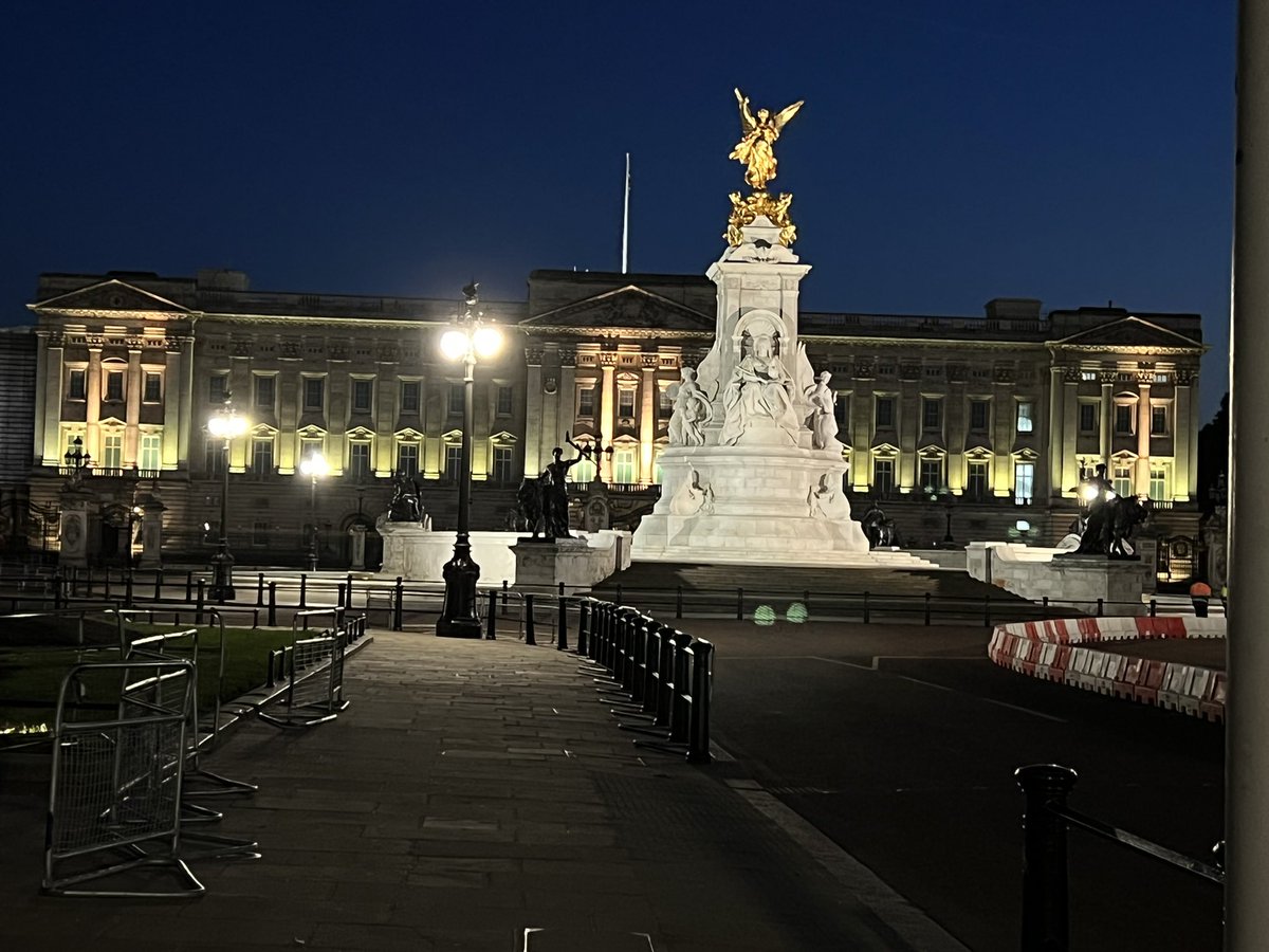 JonnyLCoates's tweet photo. After a gruelling week, Iโm back in London this evening in readiness for the @educationgovuk #SchoolResourceManagement Summit at Westminster tomorrow. Looking forward to the sessions and networking. #sbltwitter https://t.co/u3RvlWmwL2