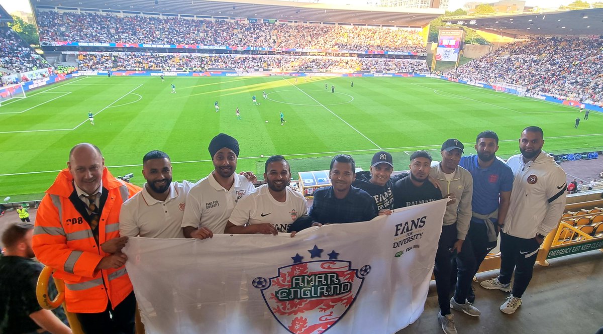 ApnaEngland's tweet photo. The sun was shining...Molineux was heaving &amp; we're always in exceptional company @amar_england @FSooFoundation 👌🏾 

Just a shame about the shock result! - It's not sunk in yet!😱

Big thanks to @FA @WeAreTheFSA @daldarroch for the opportunity.🎥

#EnglandHungary

🏴󠁧󠁢󠁥󠁮󠁧󠁿 https://t.co/dACKYR9uGz