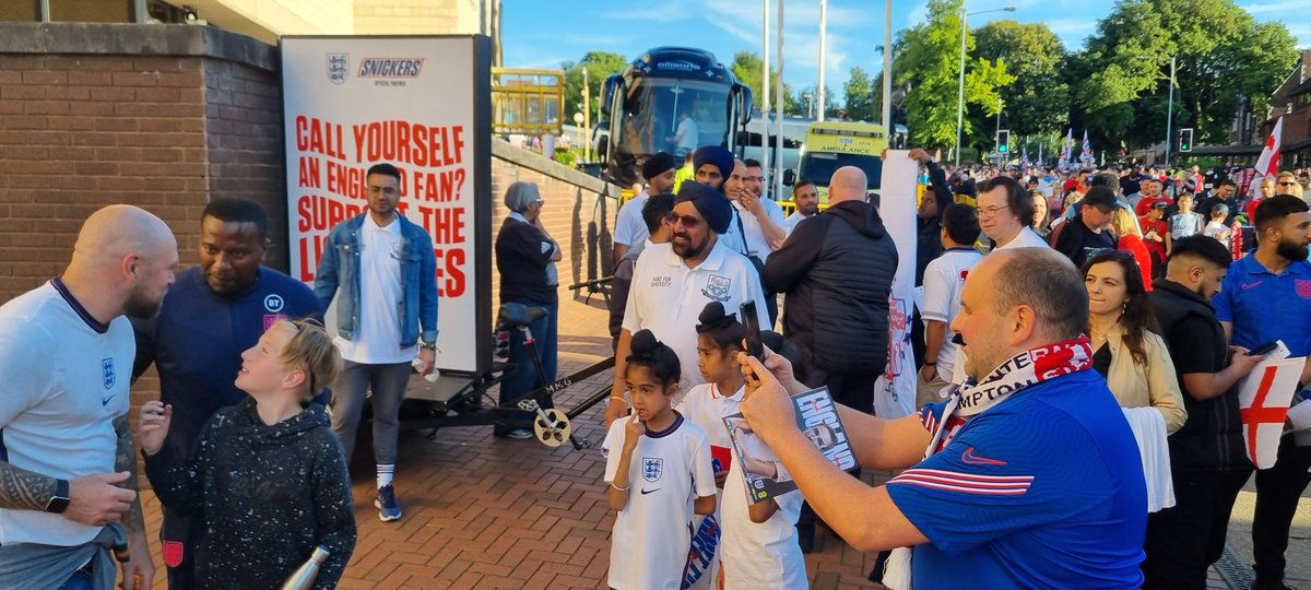 ApnaEngland's tweet photo. The sun was shining...Molineux was heaving &amp; we're always in exceptional company @amar_england @FSooFoundation 👌🏾 

Just a shame about the shock result! - It's not sunk in yet!😱

Big thanks to @FA @WeAreTheFSA @daldarroch for the opportunity.🎥

#EnglandHungary

🏴󠁧󠁢󠁥󠁮󠁧󠁿 https://t.co/dACKYR9uGz
