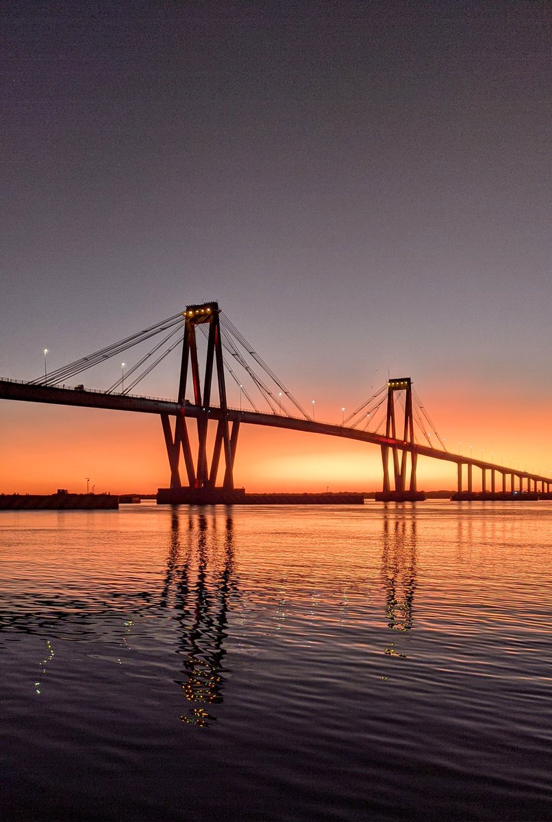 Luquegabm's tweet photo. Me quedé una hora sentado en la playa sacando fotos del atardecer Correntino. Cada foto tiene 15 minutos de diferencia. Lo mejor? No tienen filtro https://t.co/zyP71V1tvp
