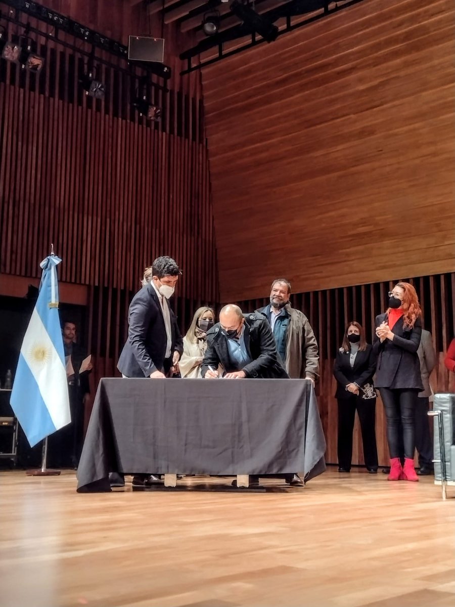 El día de ayer participamos de la firma del CCT sectorial de Orquestas, Coros y Ballets.
Representando a la Secretaría Gremial de ATE Capital firmó <a href="/bdiegomartinez/">diego Martinez</a>.
En un trabajo conjunto con  <a href="/atenacional/">ATE Nacional</a> consolidamos derechos y mejoras salariales para les trabajadores.