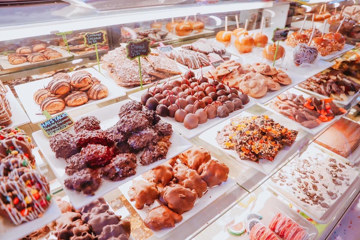 Looking for the perfect ice cream and treat spot after a long beach day? Stop in at Bubba’s!