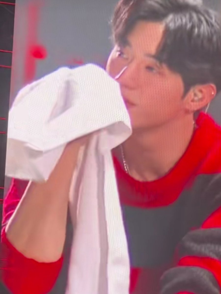 Namfon65402917's tweet photo. SAVE​ ME  SAVE​ MARK​ คนที่ร้องไห้ให้กับความรักที่แฟนคลับมอบให้​ ที่คอยเทคแคร์​ห่วงใยคนรอบกาย​ คนที่แสนอบอุ่นและแสนดี​ 😥😭💜
 @marktuan​ #MarkTuan #มาร์คต้วน #마크   #段宜恩 @dnaofficial #MARK    #IGOT7   #갓세븐   @GOT7 #GOT7 https://t.co/VyriXOIRdM