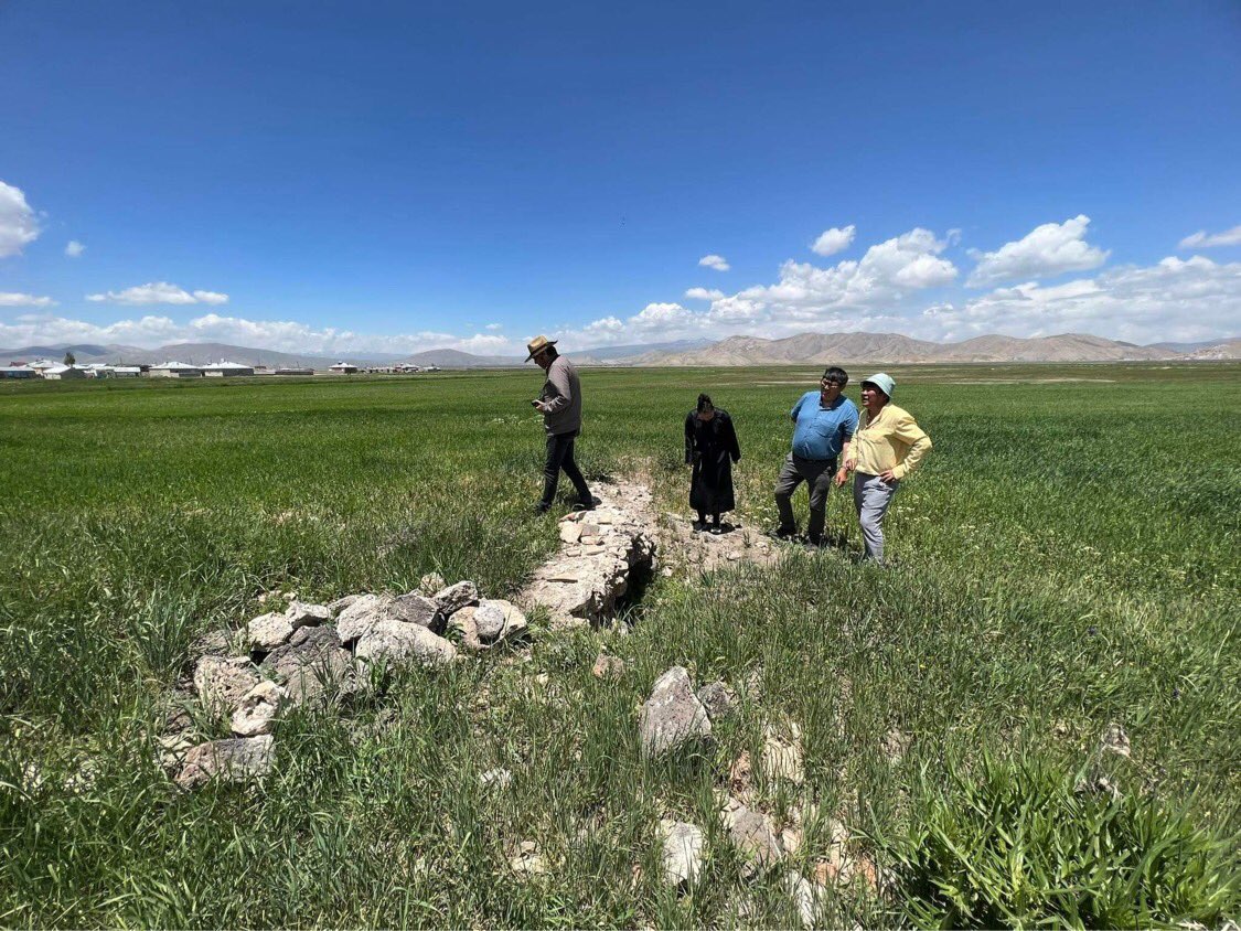 shbaatar's tweet photo. МУИС-ийн Түүхийн тэнхмийн багш Д.Анхбаяр доктор тэргүүтэй Монгол-Туркийн судалгааны баг Турк улсын Ван мужийн Хан тосгонд Хүлэг хааны зуны ордны туурийг оллоо. Перс хэлтэй түүхч Анхбаярын маань 10 гаруй жил сурвалж ухсаны үр дүнд ийнхүү илэрч, турк эрдэмтдийг гайхашралд хүргэв. https://t.co/494m4zWDZi