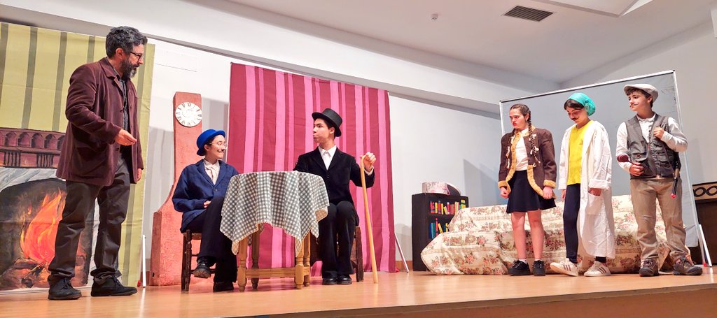 IES_FNieva's tweet photo. Representacion #solidaria #grupo de #Teatro del @IES_FNieva #Valdepeñas #elinspector de #gogol en colaboración con @CruzRojaEsp @AytoValdepenas a beneficio #Ucrania Enhorabuena 👏👌 https://t.co/u7c6GdlkzS