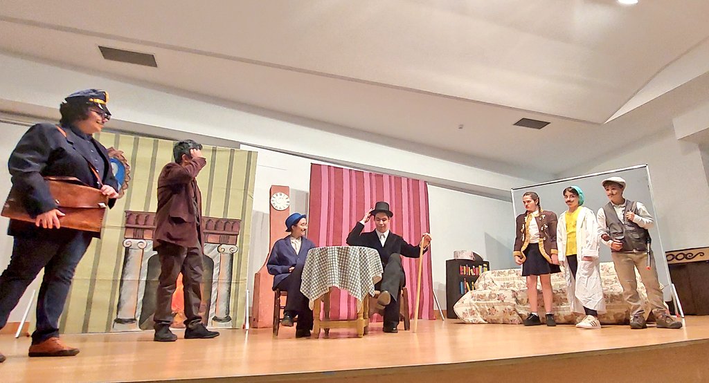 IES_FNieva's tweet photo. Representacion #solidaria #grupo de #Teatro del @IES_FNieva #Valdepeñas #elinspector de #gogol en colaboración con @CruzRojaEsp @AytoValdepenas a beneficio #Ucrania Enhorabuena 👏👌 https://t.co/u7c6GdlkzS