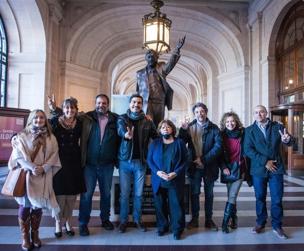 Hay momentos en los que se conquistan derechos y otros, en los que esos derechos se defienden.
Nuestro reconocimiento hacia cada integrante de la <a href="/OSNArgentina/">Sinfonica Nacional</a> por la lucha contra el gobierno macrista, en particular al Compañero <a href="/MarceloMassun/">Marcelo Massun</a>, artífice necesario de este logro.