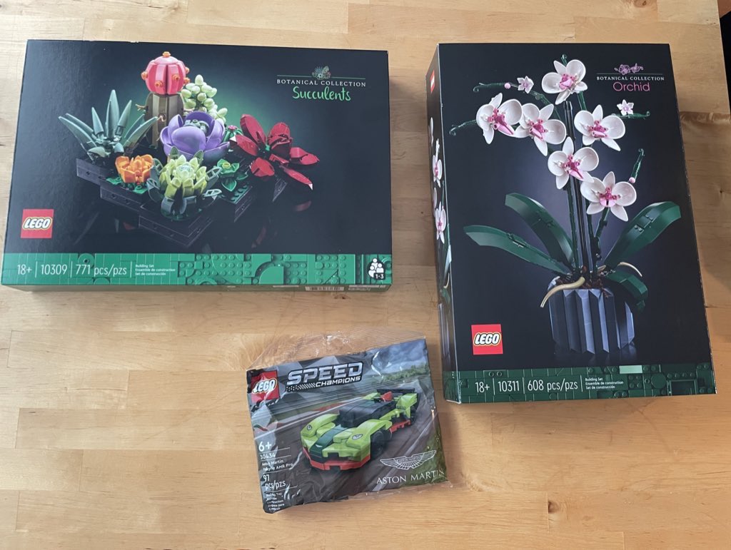 VTFitzC's tweet photo. Literally as I was unboxing my #lego #OptimusPrime from @LEGO_Group, I got an email alert that the #botanicals were back in stock, so obv I had to immediately order them! https://t.co/pV1t1JDDKY