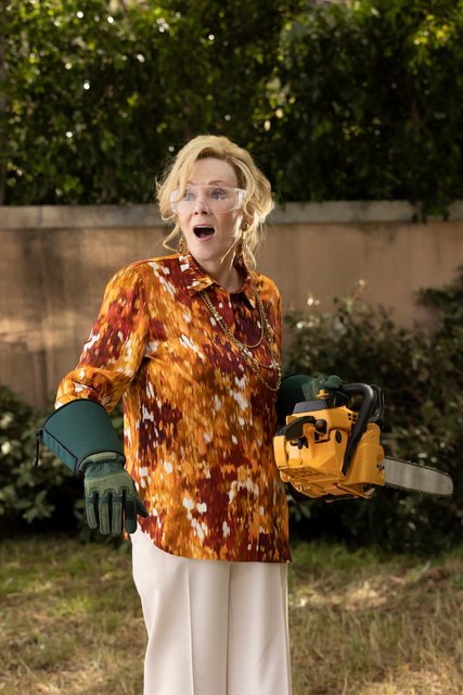Variety's tweet photo. Martin Short praises Jean Smart in #Hacks: “It is amazing to me certain actresses can do so much by doing so little.” https://t.co/Ck8Fz51vEk https://t.co/kSckCLkrxn
