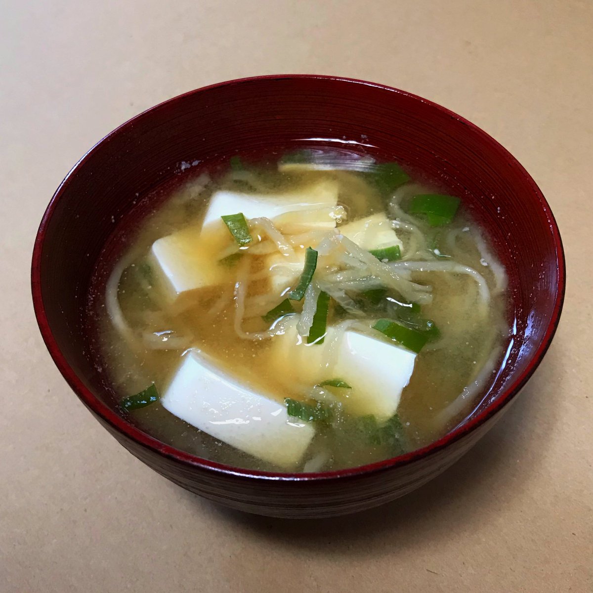 今日のスープは豆腐と切り干し大根のおみそ汁。タンパク質が豊富な豆腐と食物繊維が豊富な切り干し大根の組み合わせ。おいしかったです。#今日のスープ　#おみそ汁　#豆腐　#切り干し大根　#ねぎ　#ケの食事　#today’s soup   #miso soup
