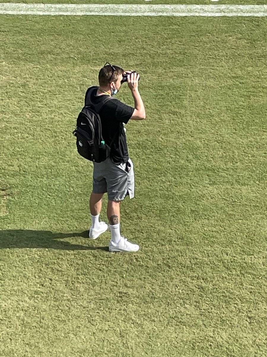 BlackDiamonds22's tweet photo. @985Deejay Is it weirder to take pictures of him and send it to your boys like he play football??? @nick_underhill @thenotoriouselv @dustalo https://t.co/a8p5NnOf58