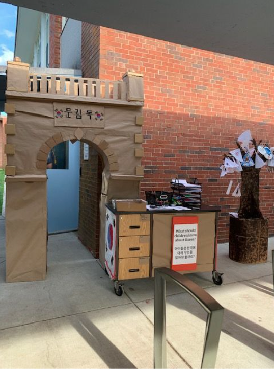 TenacityMuseum's tweet photo. Come see the children’s museum where you can play different Korean games! This exhibit is located outside the general museum and features a giant arch (based on the independence gate) and a tree where you can put your own hand-made fans!
#PBL #TeamTenacity https://t.co/sBXuOyEcsK