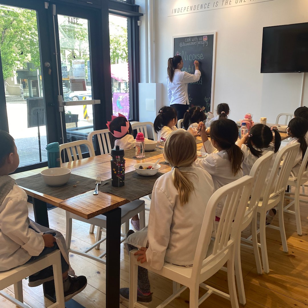 LittleKitchenA1's tweet photo. What a beautiful sight! It brings us so much joy to see students sitting around the LKA Community Table made by @ChopValue for the first time in over two years 😍
#LittleKitchenAcademy #ChangingLivesFromScratch #Kids #KidsCooking #HelpMeToDoItMyself #LearningThroughPlay https://t.co/AnvTqyRrZD