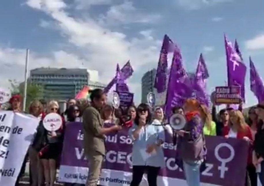 İstanbul Sözleşmesinin feshine karşı Danıştay'da devam eden duruşmaya Yürütme Kurulu üyelerimiz Gönül Kural Şimşek, Zeynep Korkmaz ve bağlı sendikalarımızın kadın yönetici ve üyeleri katılım sağladı! #istanbulsozlesmesindenvazgecmiyoruz