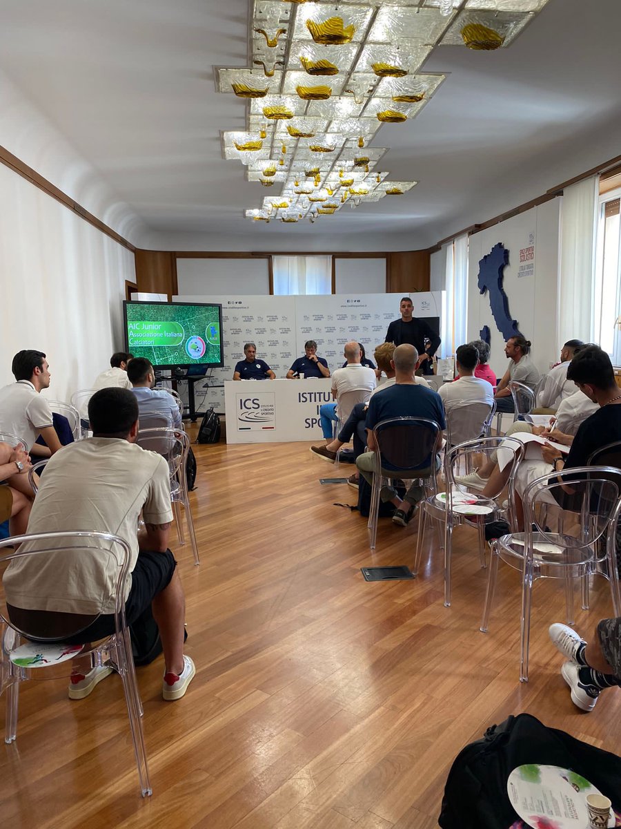 assocalciatori's tweet photo. ⚽️ Ha preso il “via” la tre giorni a Roma del corso “Da Calciatore a Imprenditore”, uno strumento pensato per aiutare i calciatori nel loro percorso professionale durante e dopo la carriera. 🧳 https://t.co/h9euZfsqnu