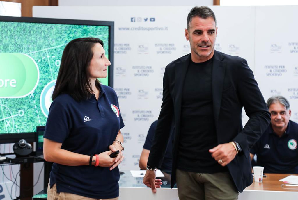 assocalciatori's tweet photo. ⚽️ Ha preso il “via” la tre giorni a Roma del corso “Da Calciatore a Imprenditore”, uno strumento pensato per aiutare i calciatori nel loro percorso professionale durante e dopo la carriera. 🧳 https://t.co/h9euZfsqnu
