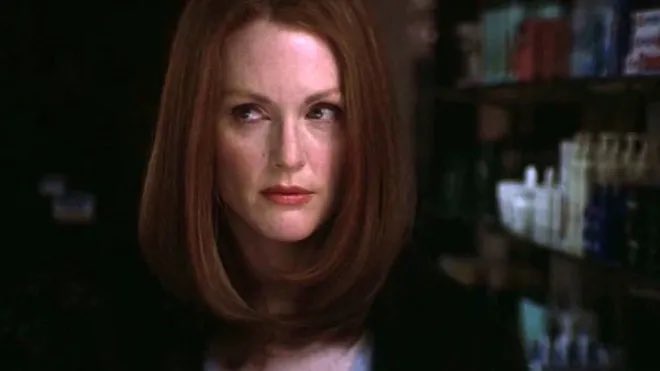 GilesBrody's tweet image. Julianne Moore’s character from Jurassic Park The Lost World and her character from Magnolia are the same person. The proof? 

THEY LOOK EXACTLY THE SAME! 

#SameFace #SameCharacter #MagnoliaIsASecretJurassicParkFilm