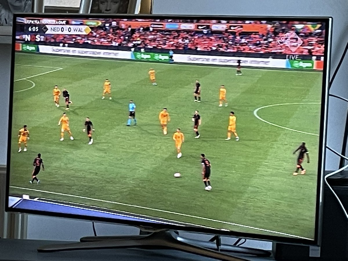 Weet iemand waarom… Oranje in een zwart tenue speelt terwijl ze ‘gewoon’ thuisspelen? 😵‍💫🤔 #DTV #NationsLeague #NEDWAL