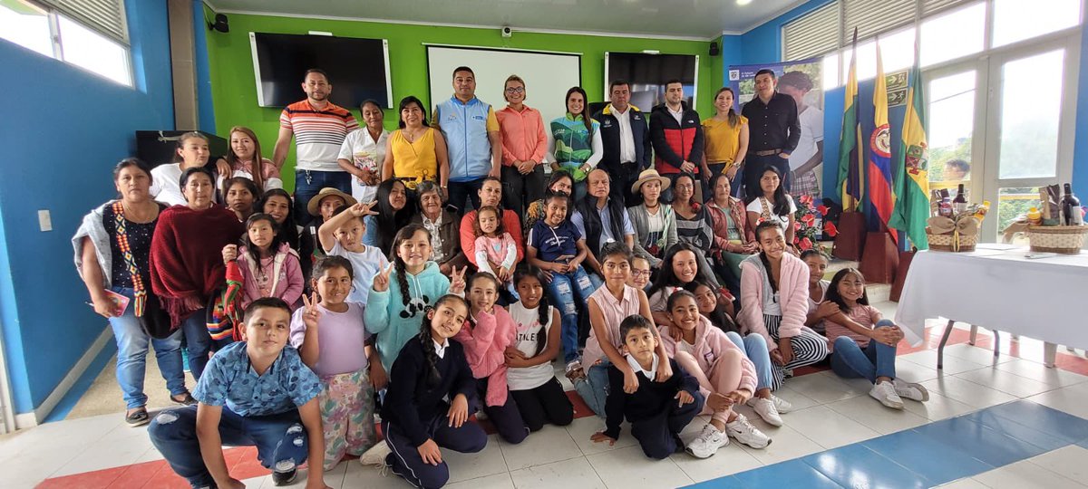 ComisionadoPaz's tweet photo. En el marco del #PlanCauca la Oficina @ComisionadoPaz entregó dotación por 180 millones de pesos a 9 asociaciones de mujeres del municipio de #Caldono, #Cauca. Con este proyecto se promueve el empoderamiento cultural, económico, político y social de las mujeres. #EsConHechos https://t.co/Axn73DukgK