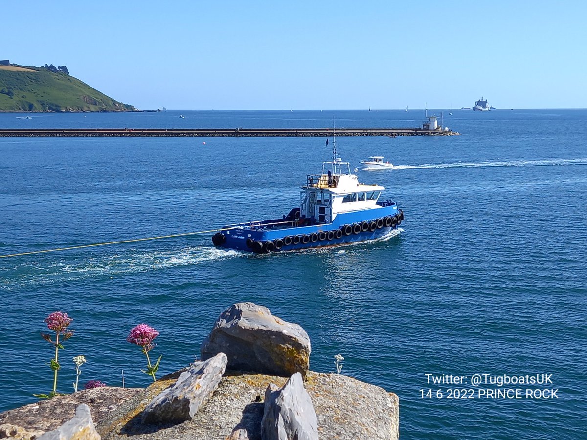 TugboatsUK's tweet photo. Tug PRINCE ROCK in front of Mount Batten, Cattewater, Plymouth, this evening. #Plymouth #Cattewater #tuglife #LiquidHighway #BritainsOceanCity #MountBatten #PrinceRock #tug #tugs #tugboats #tugboat @PlymouthDevon1 https://t.co/GxYV5VGeR6