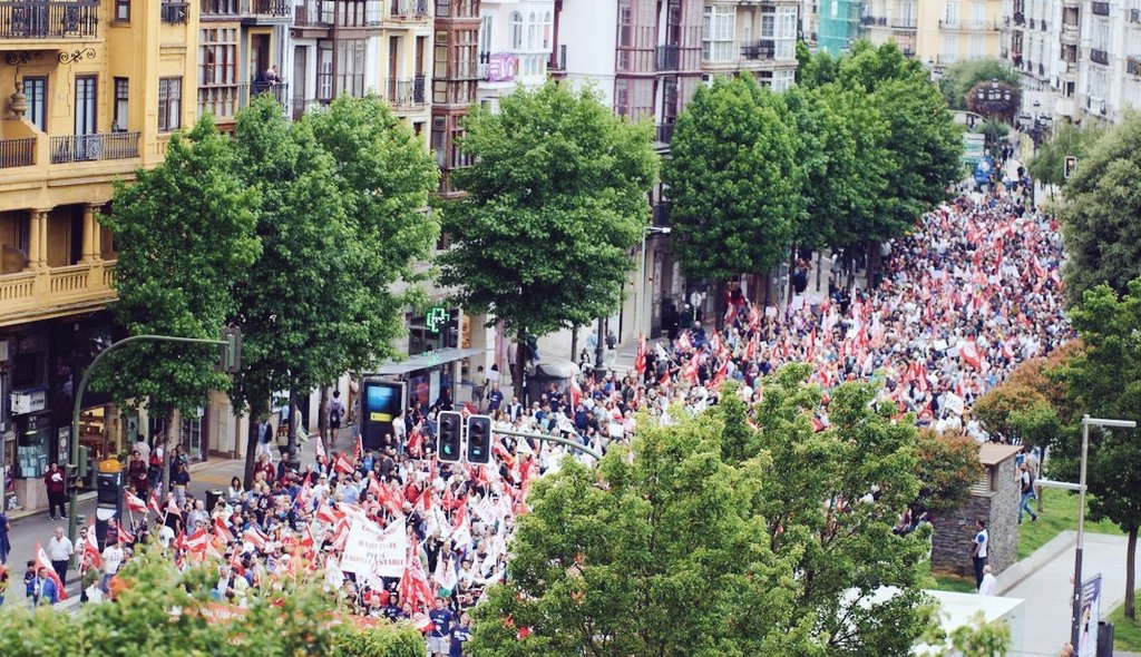 Los trabajadores del metal en Cantabria cumplen hoy 13 días de huelga indefinida, entre sus exigencias están subidas salariales acordes al IPC. 

El silencio mediático no es más que un intento de frenar la solidaridad de clase, y desmoralizar a huelguistas.