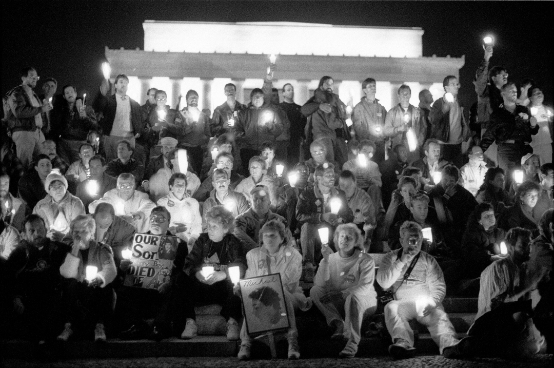 cehhoerr's tweet photo. Queer Histories// Photograph by JEB. A vigil at the Lincoln Memorial in Washington accompanying the display of the AIDS Memorial Quilt, 1988. https://t.co/rBHTAM8T6z