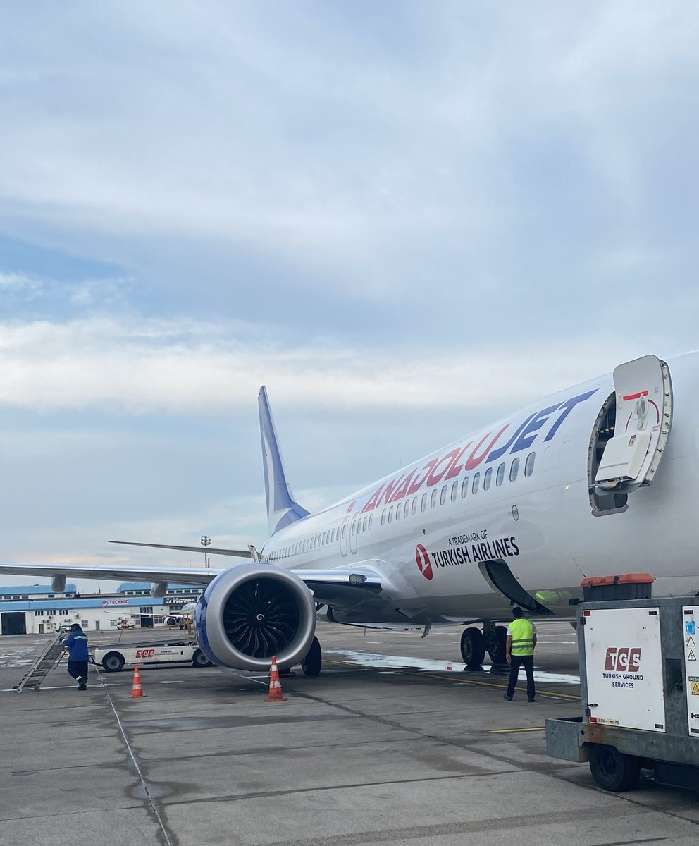 BilalEksiTHY's tweet photo. ✈️
Alt markamız @anadolujet 'in filosunu  yeni nesil uçaklar ile zenginleştiriyoruz.

Konforlu ve daha sessiz uçaklarımız aynı zamanda yakıt tasarrufu ile sizlere daha uygun fiyatlar ile seyahat etme imkanı sunacaktır.

Cevabını da sizden alalım: Resimde görülen uçak tipi nedir? https://t.co/HENYlX6Bi2