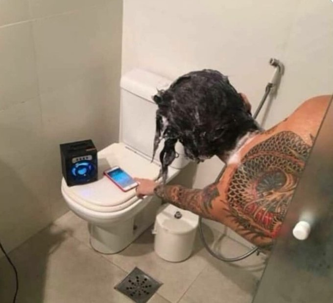 Duşta ağlarken bir anda hareketli bir parça çalmaya başlamıştır