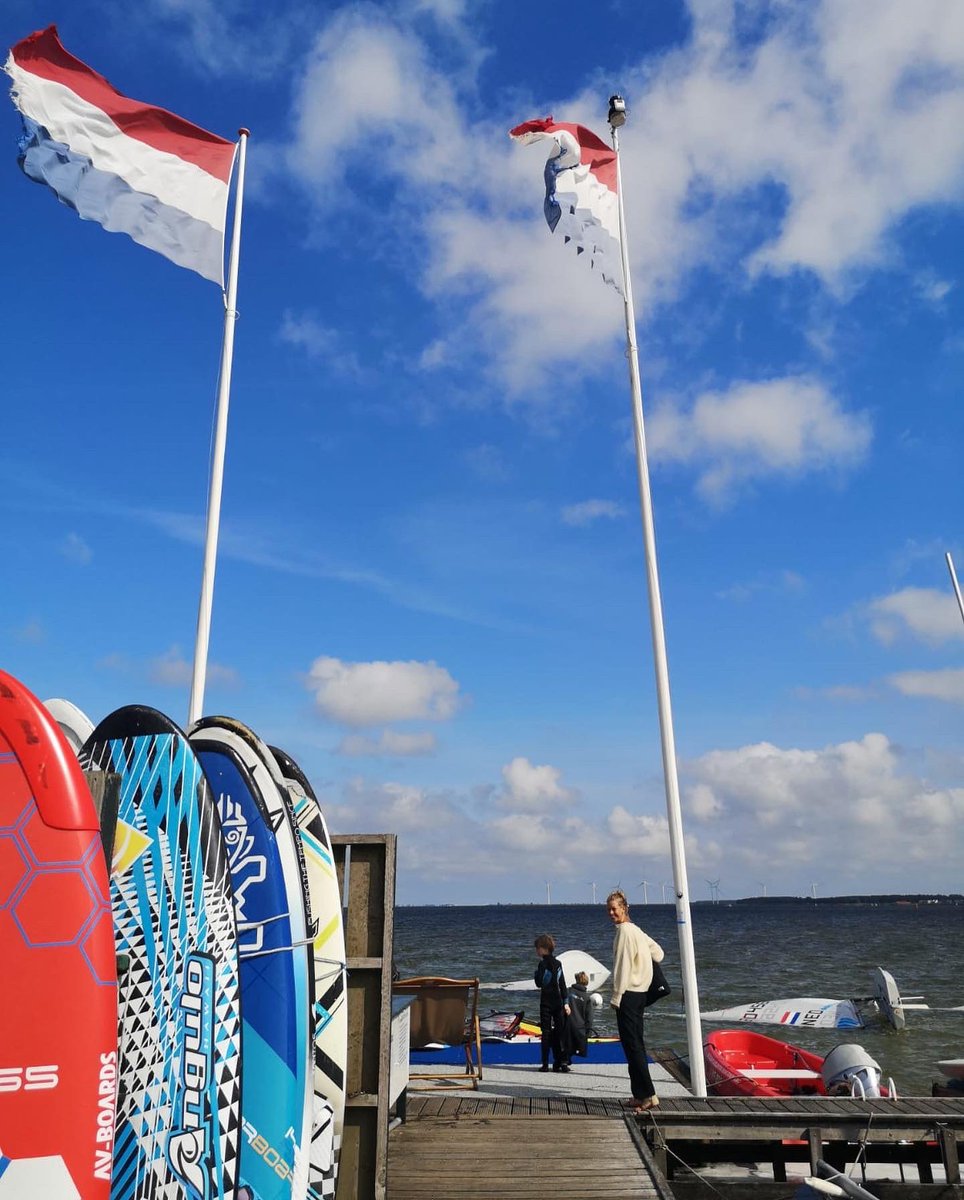 Hesteroz's tweet photo. Jay! Overmorgen is het @outdoorofficeNL en neem ik een #slipperdag 🩴💦🩴💦🩴 @WSCMuiderberg Heb de zon maanden geleden al uitgenodigd, volgens mij is ze erbij🌞 #10jaarHestag https://t.co/EDc04guYZ5