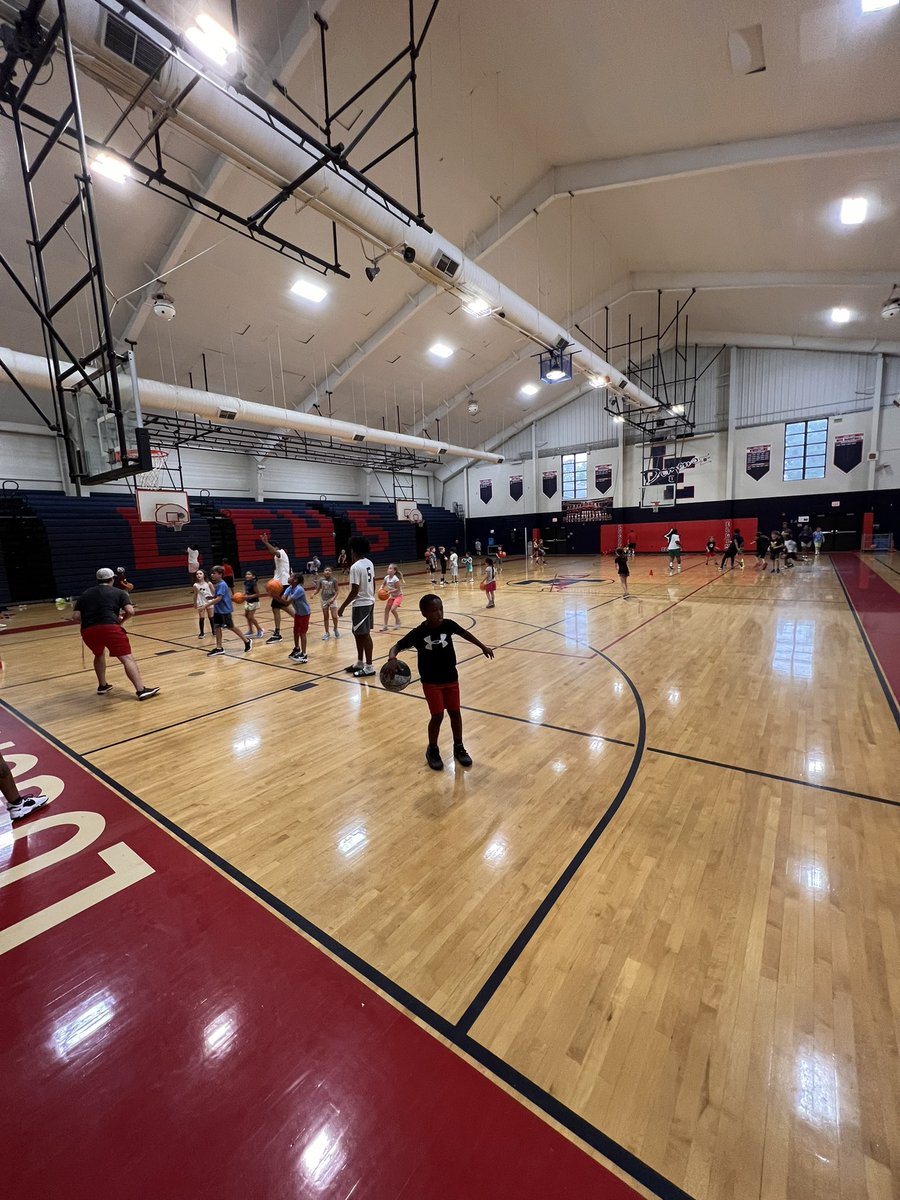 LEHoops_'s tweet photo. Day 2 is a wrap! The kids had fun and got better! #LEHoops #LESkillsCamp https://t.co/TkJ0jTFWZS