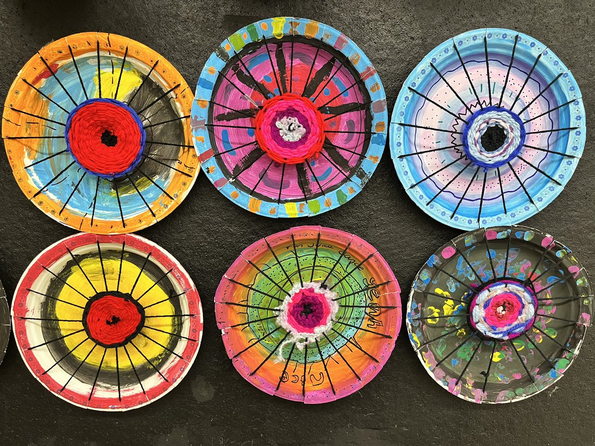 MrsCraigSSRCE's tweet photo. Circle Weaving in 4-5 Craig. Giving me Kandinsky vibes! https://t.co/glrr6wwAek