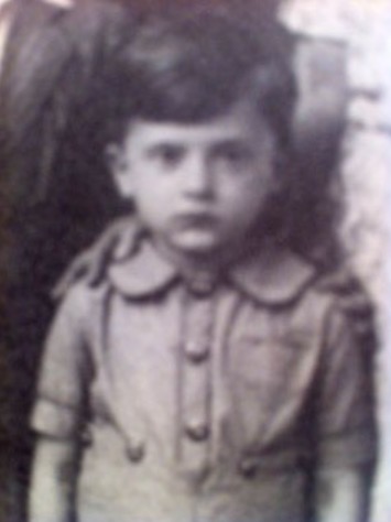 AuschwitzMuseum's tweet photo. 14 June 1936 | A French Jewish boy, Leon Birenbaum, was born in Paris.

On 11 February 1943 he was murdered in a gas chamber of the #Auschwitz II-Birkenau camp. https://t.co/WwRII2aRjk